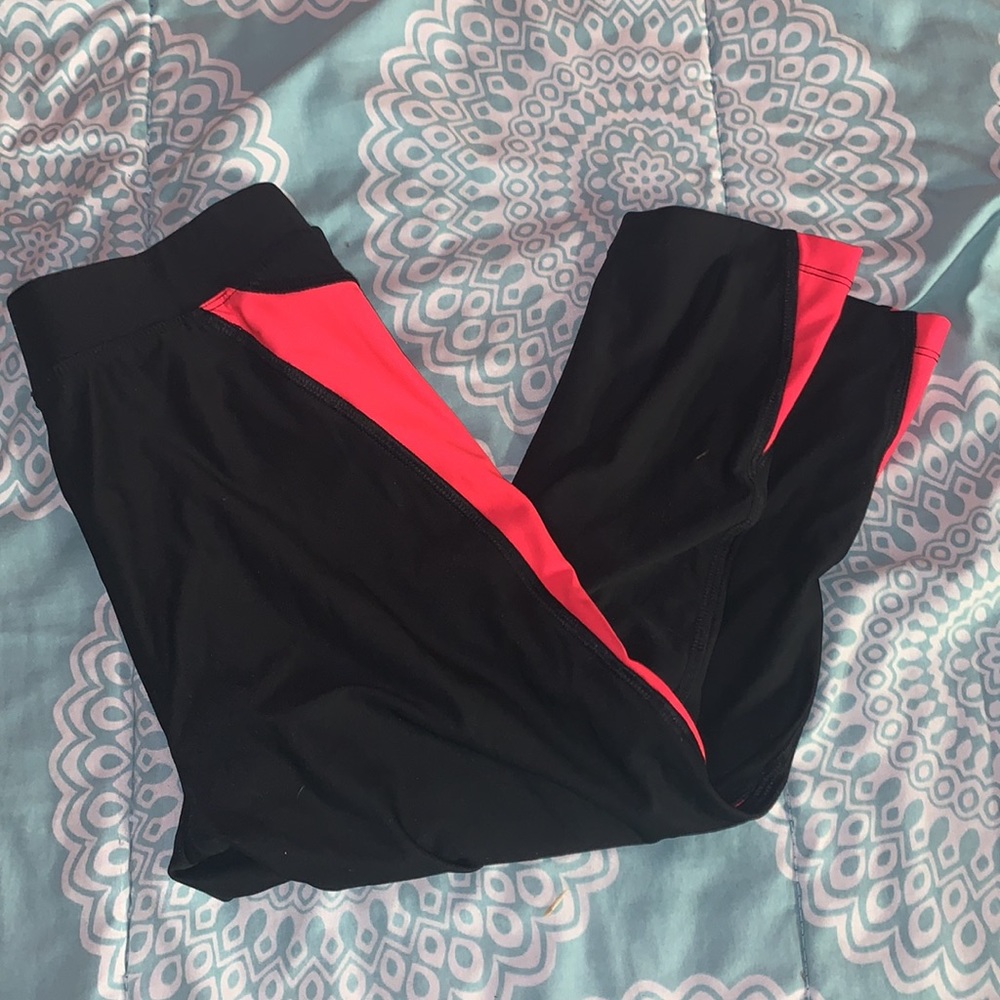 Black and pink cropped leggings